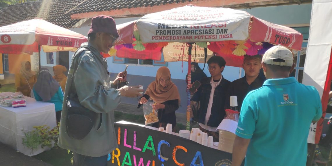 Stan Silacca UB Bagikan Tester Keripik dan Minuman Fermentasi Salak